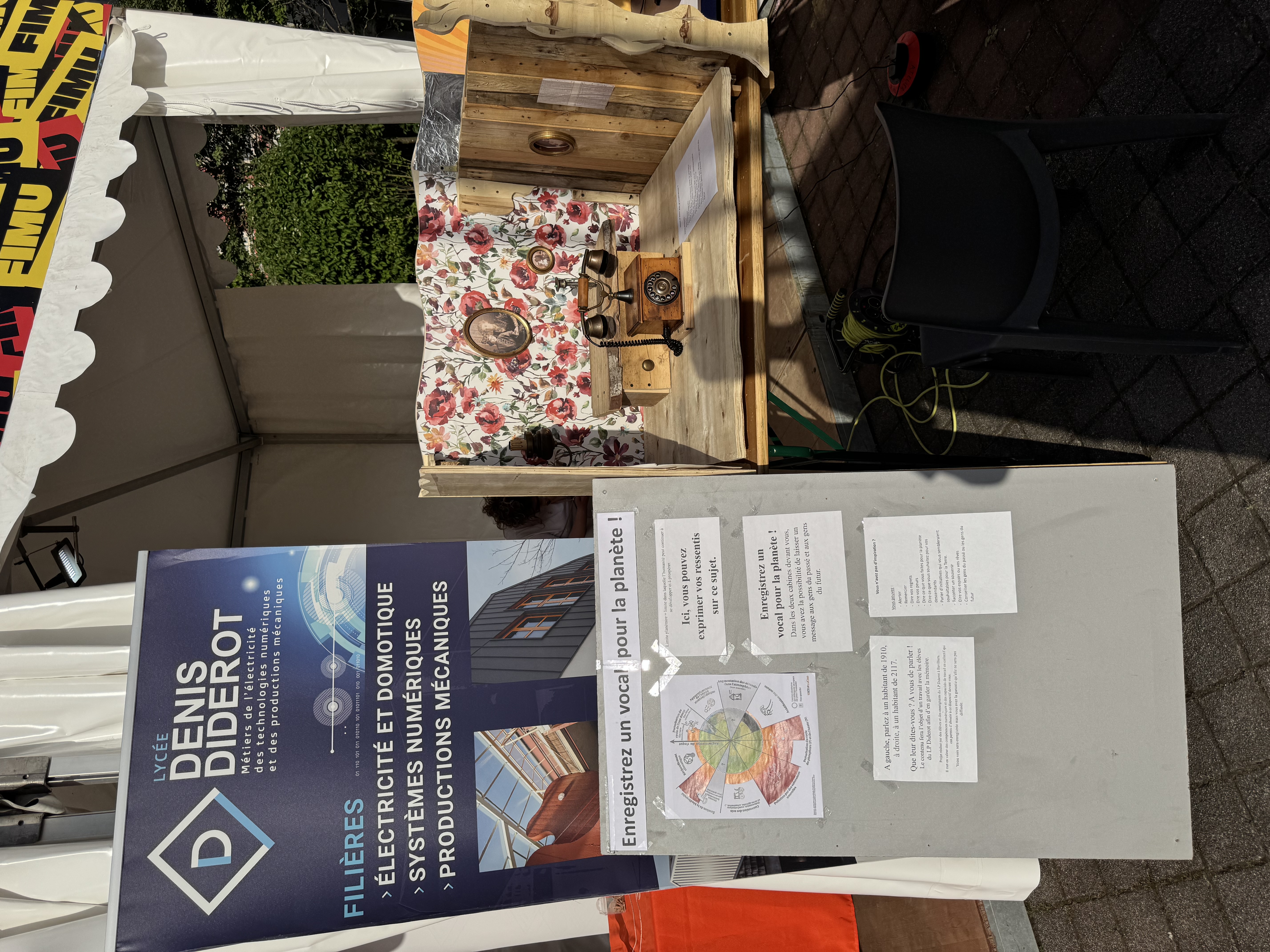Le stand avec le kakemono Denis Diderot et les objectifs E3D